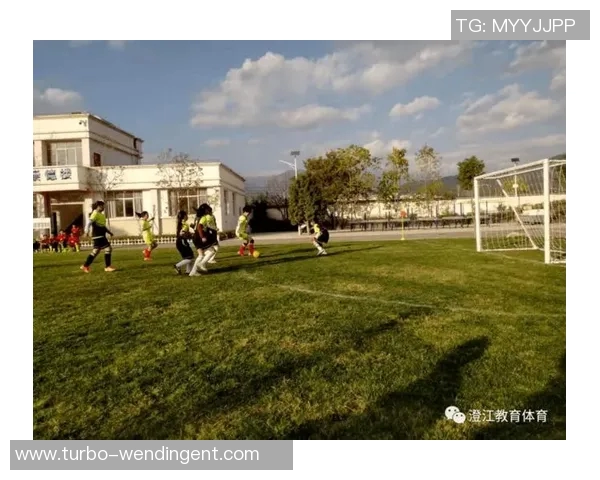 黄山校园足球热潮兴起学生们在绿茵场上挥洒青春激情