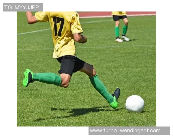 踢足球时的基本动作解析及技巧分享让你成为场上明星